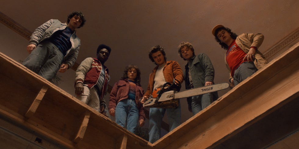 gaten matarazzo , finn wolfhard, caleb mclaughlin y noah schnapp en la temporada 5 de stranger things