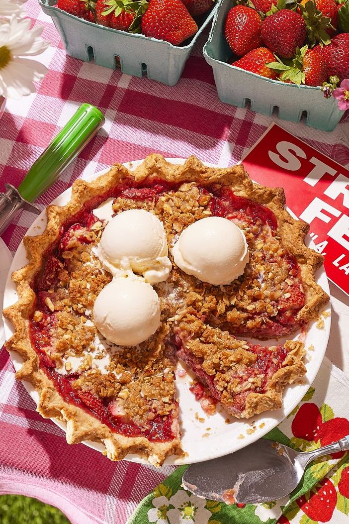 strawberry almond crumble pie