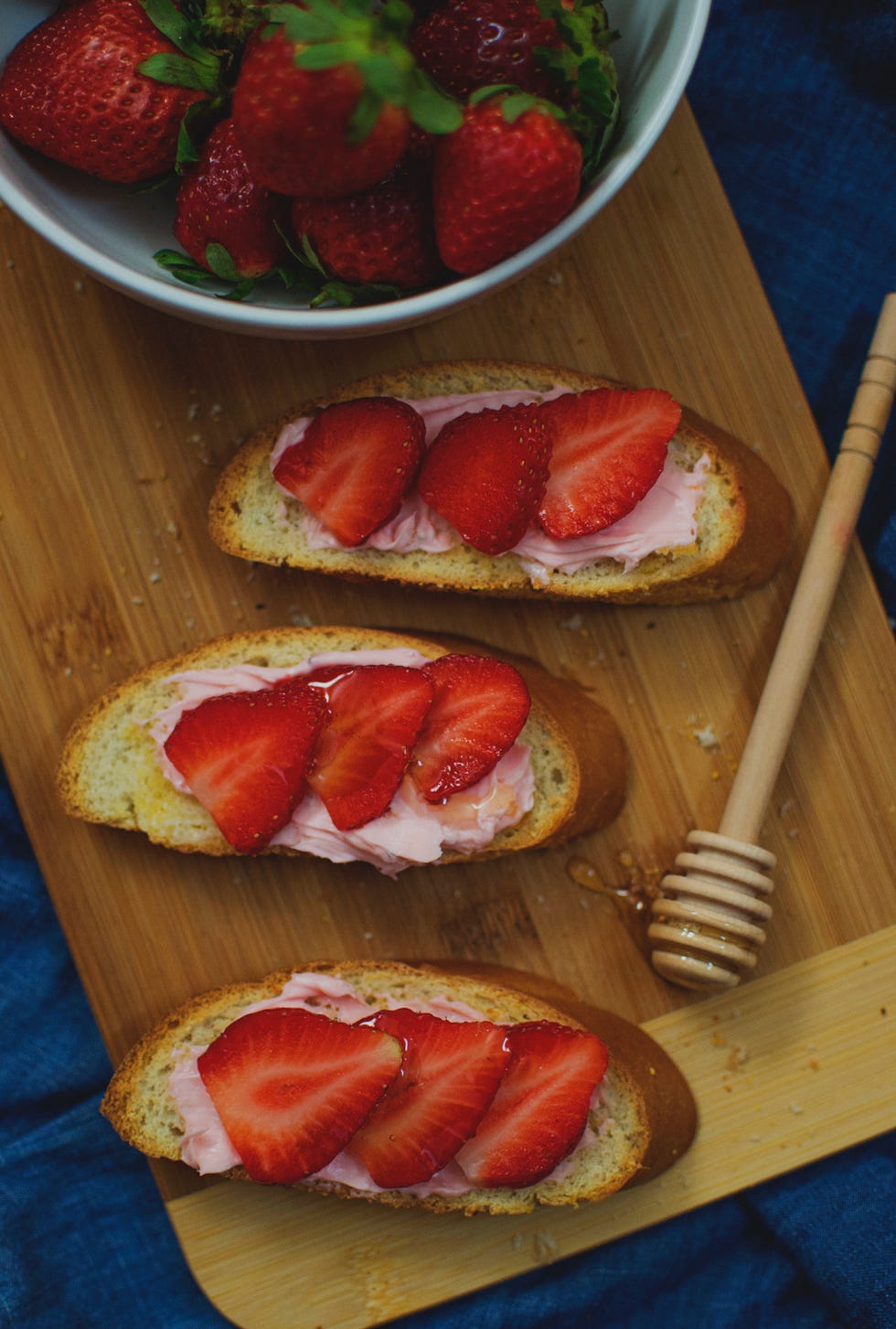 tostadas queso y fresas