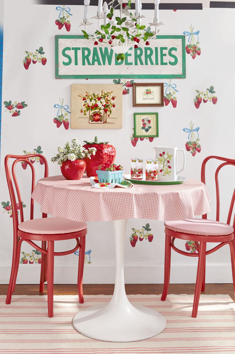 vintage-style strawberry kitchen wallpaper