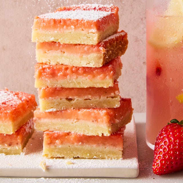 strawberry lemonade bars topped with powdered sugar