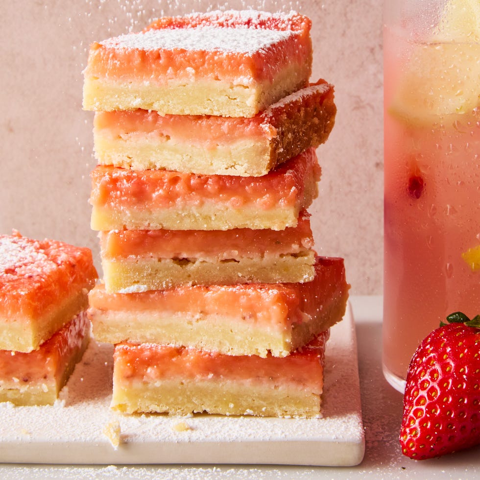strawberry lemonade bars topped with powdered sugar