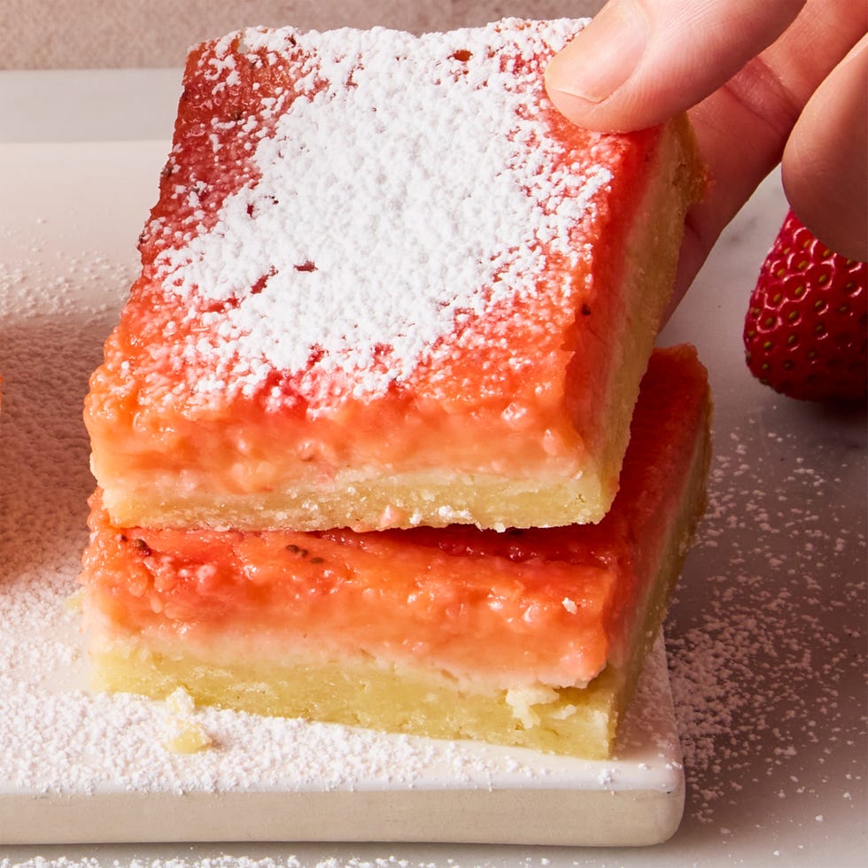 strawberry lemonade bars topped with powdered sugar