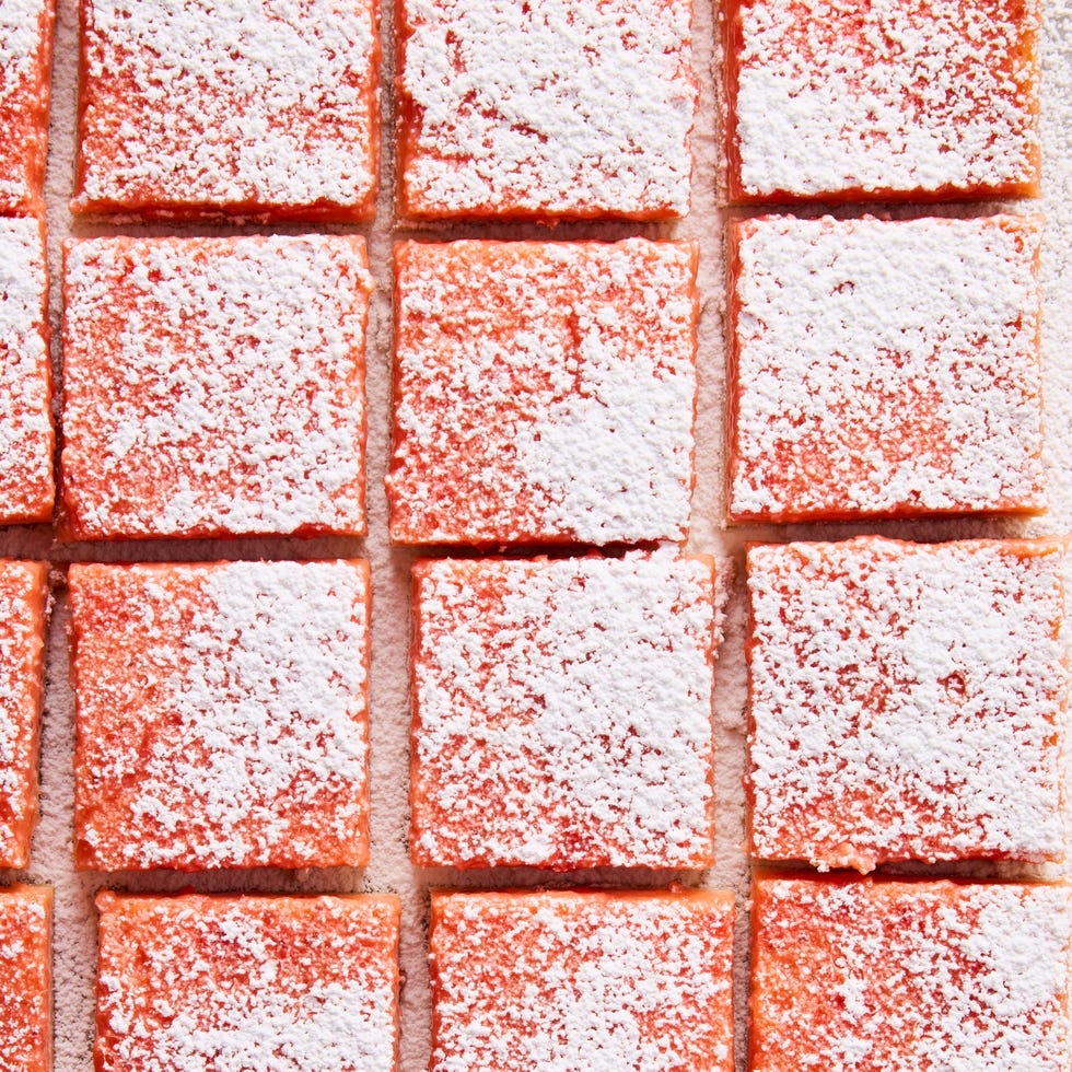 strawberry lemonade bars topped with powdered sugar