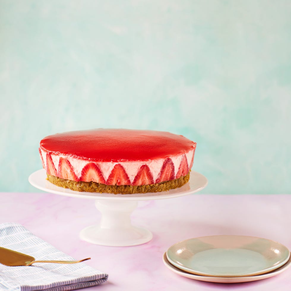 strawberry pistachio mousse cake