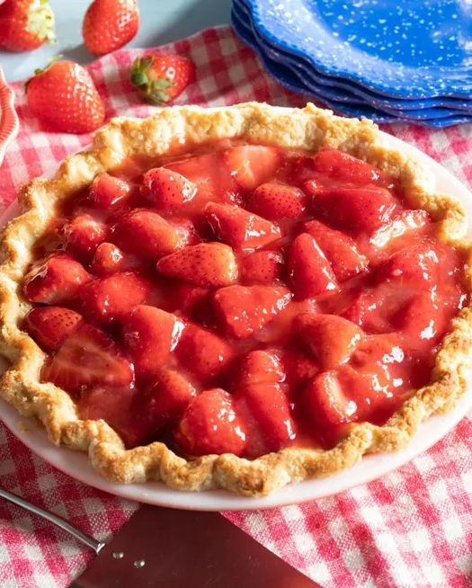 easy strawberry pie on red checkered cloth with blue plates