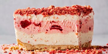 layers of strawberry ice cream and vanilla ice cream on top of a sandwich cookie base
