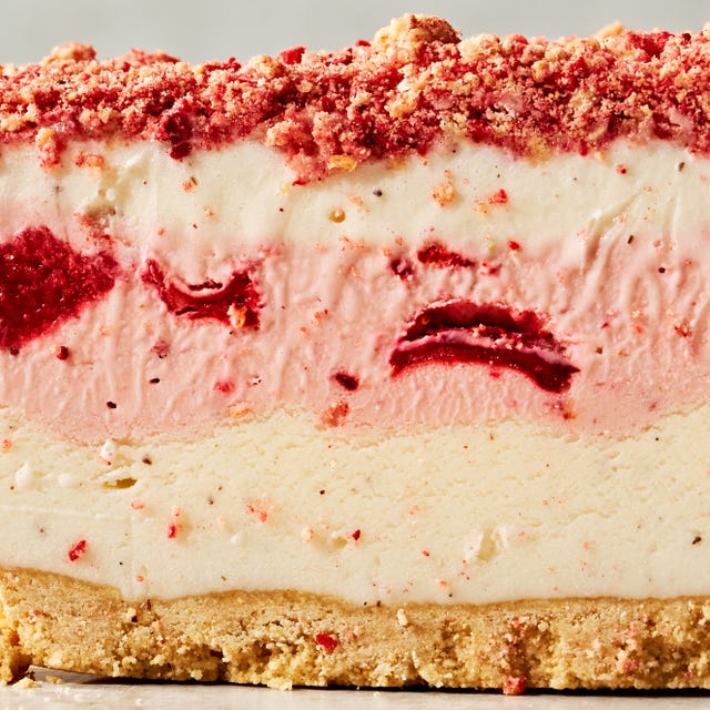 layers of strawberry ice cream and vanilla ice cream on top of a sandwich cookie base