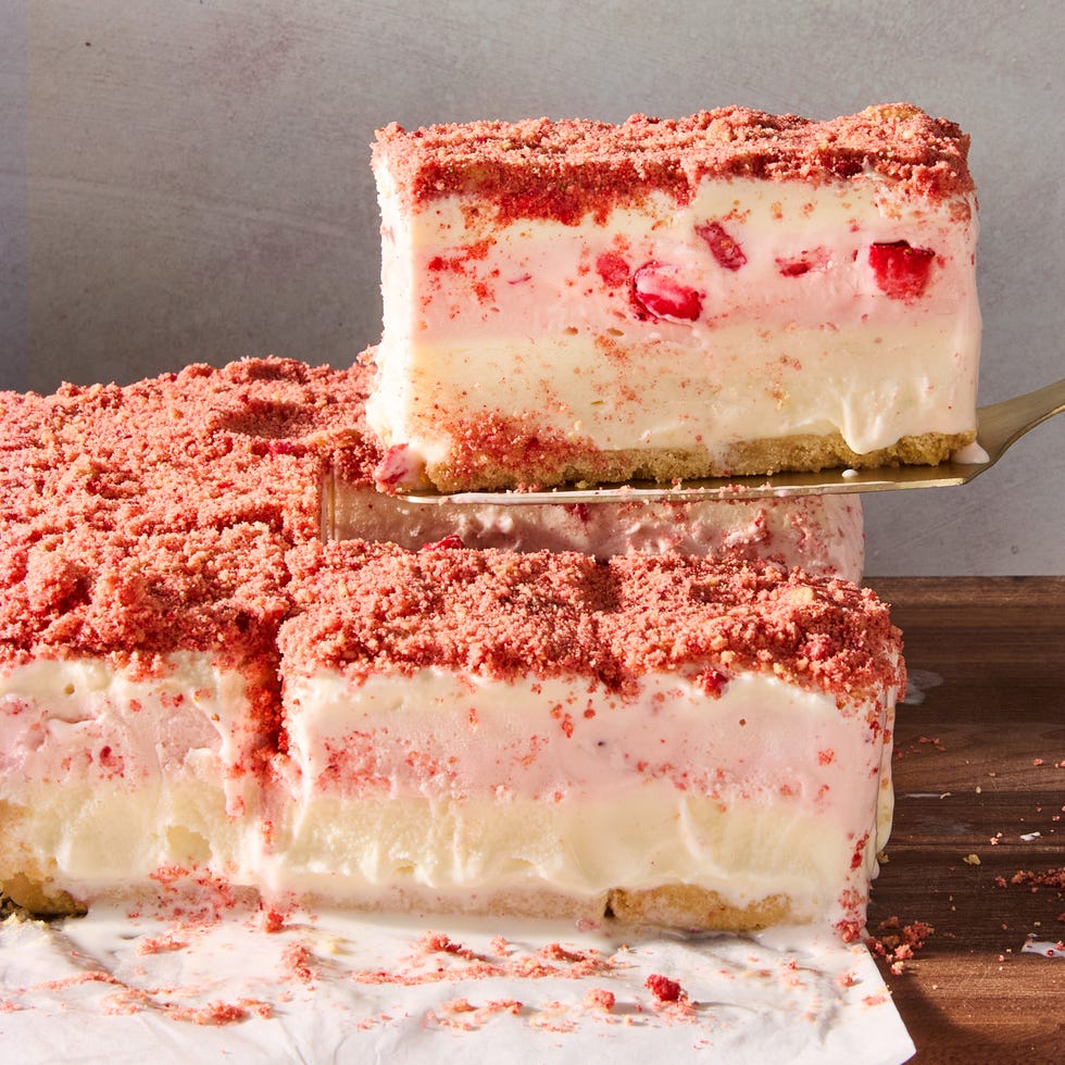 layers of strawberry ice cream and vanilla ice cream on top of a sandwich cookie base