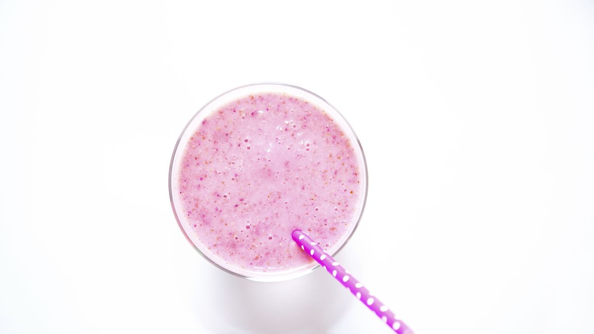https://hips.hearstapps.com/hmg-prod/images/strawberry-smoothie-with-drinking-straw-high-res-stock-photography-523664472-1542387771.jpg?crop=1xw:0.84375xh;center,top&resize=1200:*