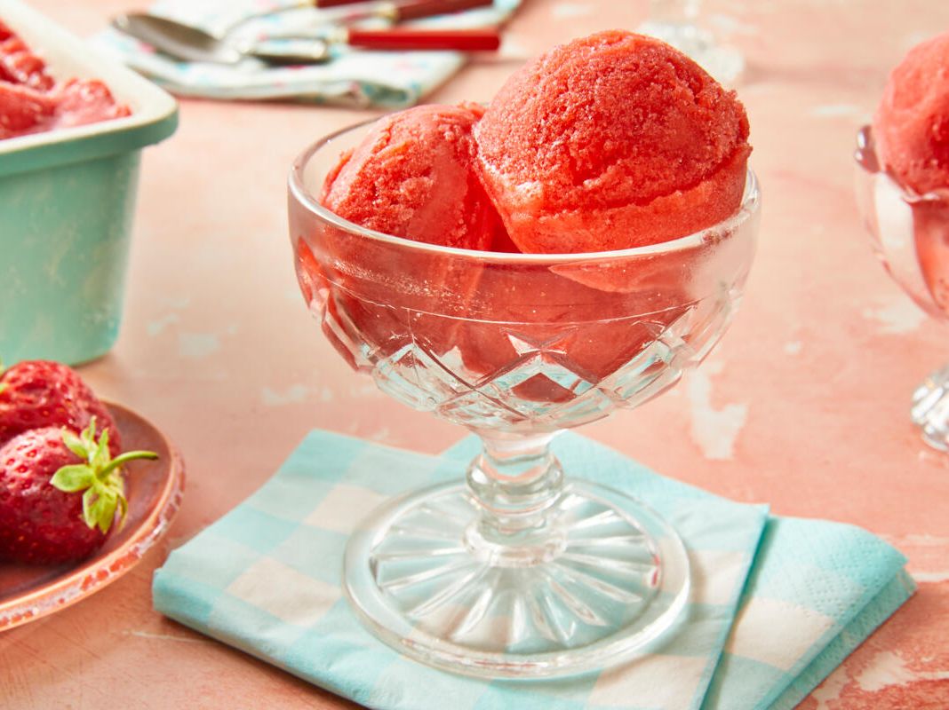 The Pioneer Woman Makes Strawberry Ice Cream, The Pioneer Woman