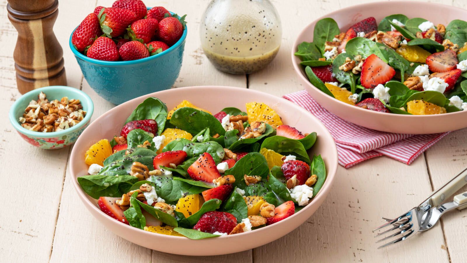 https://hips.hearstapps.com/hmg-prod/images/strawberry-spinach-salad-recipe-3-1647444680.jpg