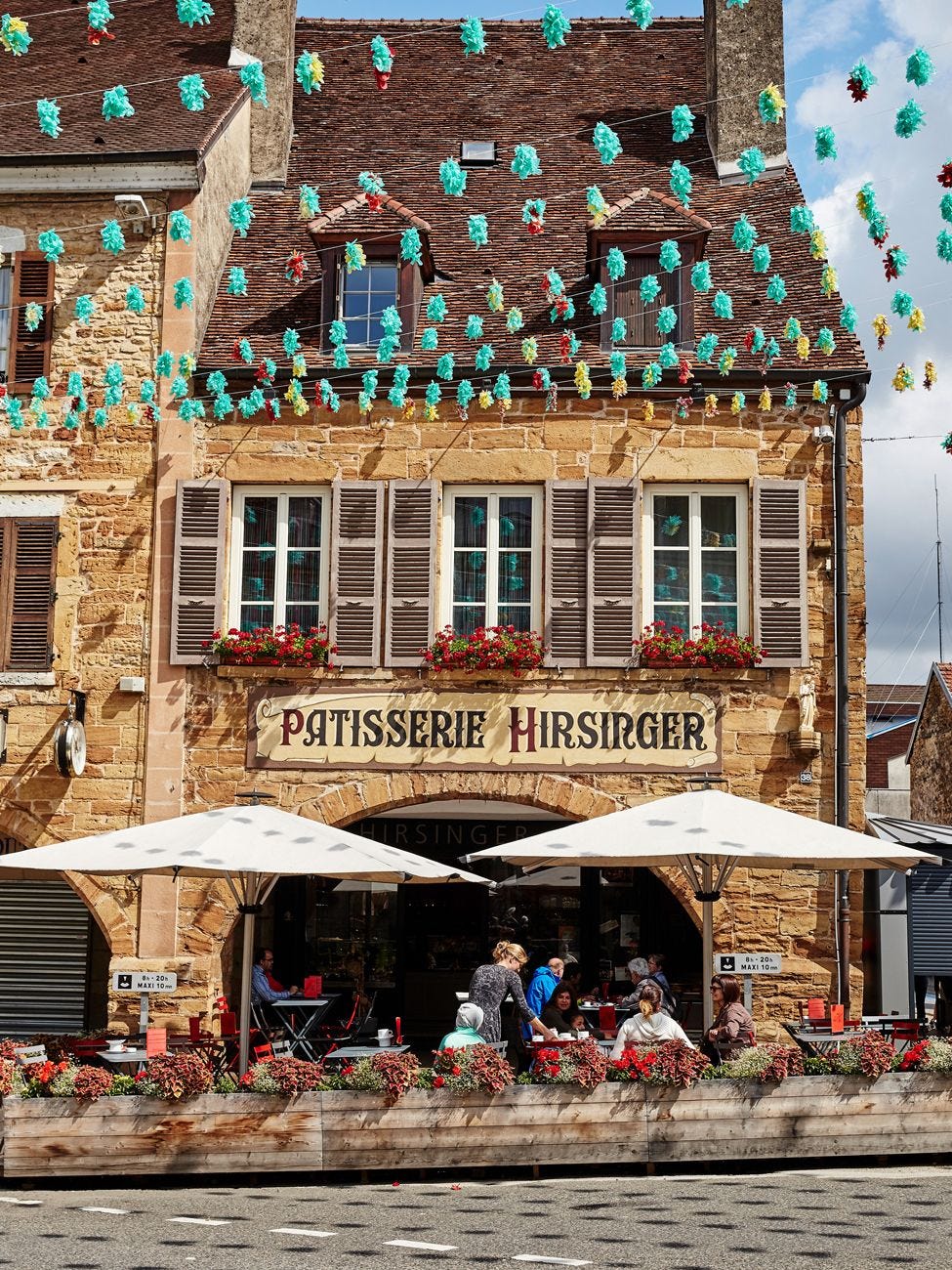 Stap binnen in de winkel van douard Hirsinger in Arbois waar je overheerlijke bonbons gebakjes en cakes vindt