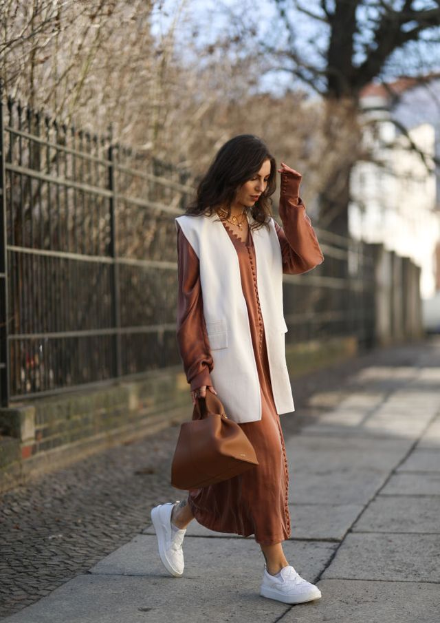 street style chaleco de vestir con vestido satinado largo y zapatillas
