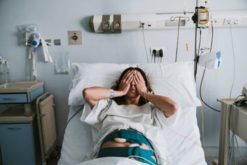 mujer embarazada practica hipnoparto en cama hospital