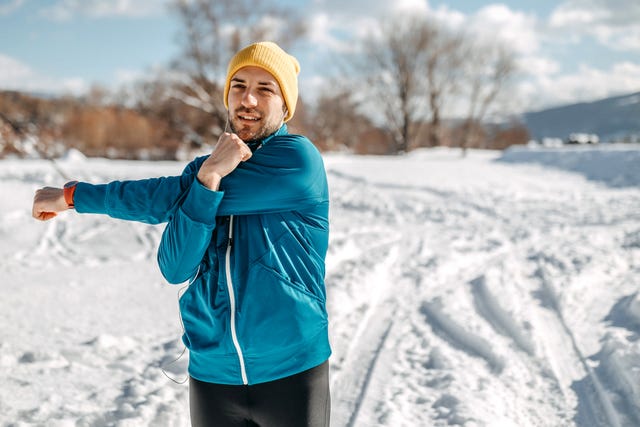 hombre haciendo deporte al aire libre con frío