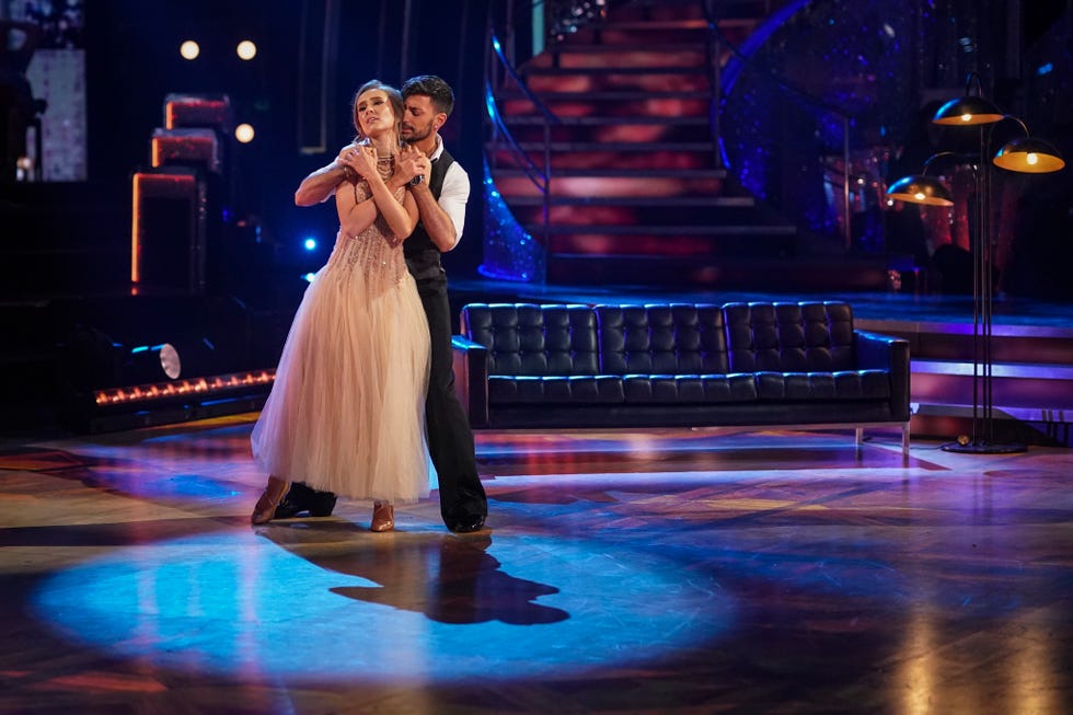strictly come dancing's rose ayling ellis and giovanni pernice dance a viennese waltz to fallin' by alicia keys