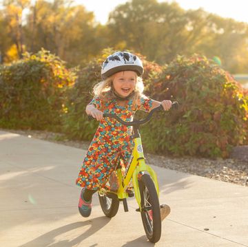 Vehicle, Bicycle, Child, Yellow, Toddler, Recreation, Cycling, Leaf, Bicycle accessory, Autumn, 