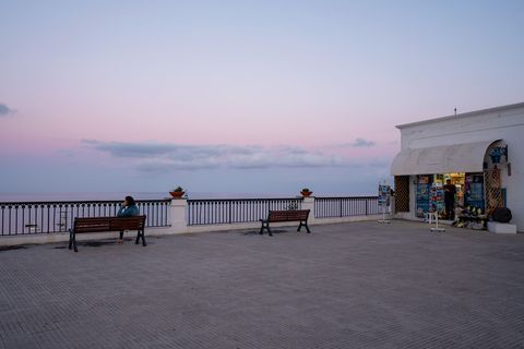 Het hoofdpleintje van het dorp Stromboli biedt een weids uitzicht over de Tyrreense Zee
