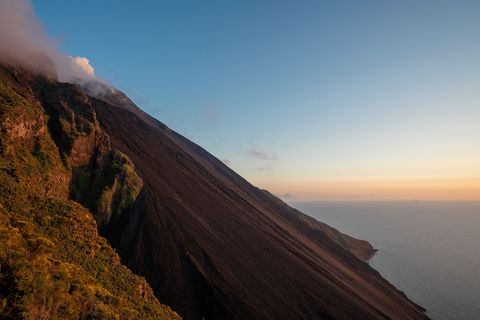 De Stromboli is een van de weinige permanent actieve vulkanen in de wereld waar bezoekers in relatief veilige omstandigheden toch dichtbij de kraterrand kunnen komen
