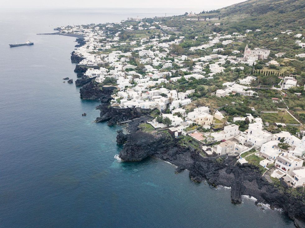 De paar honderd bewoners van het eilandje wonen in het dorp Stromboli en het voormalige vissershaventje Ginostra