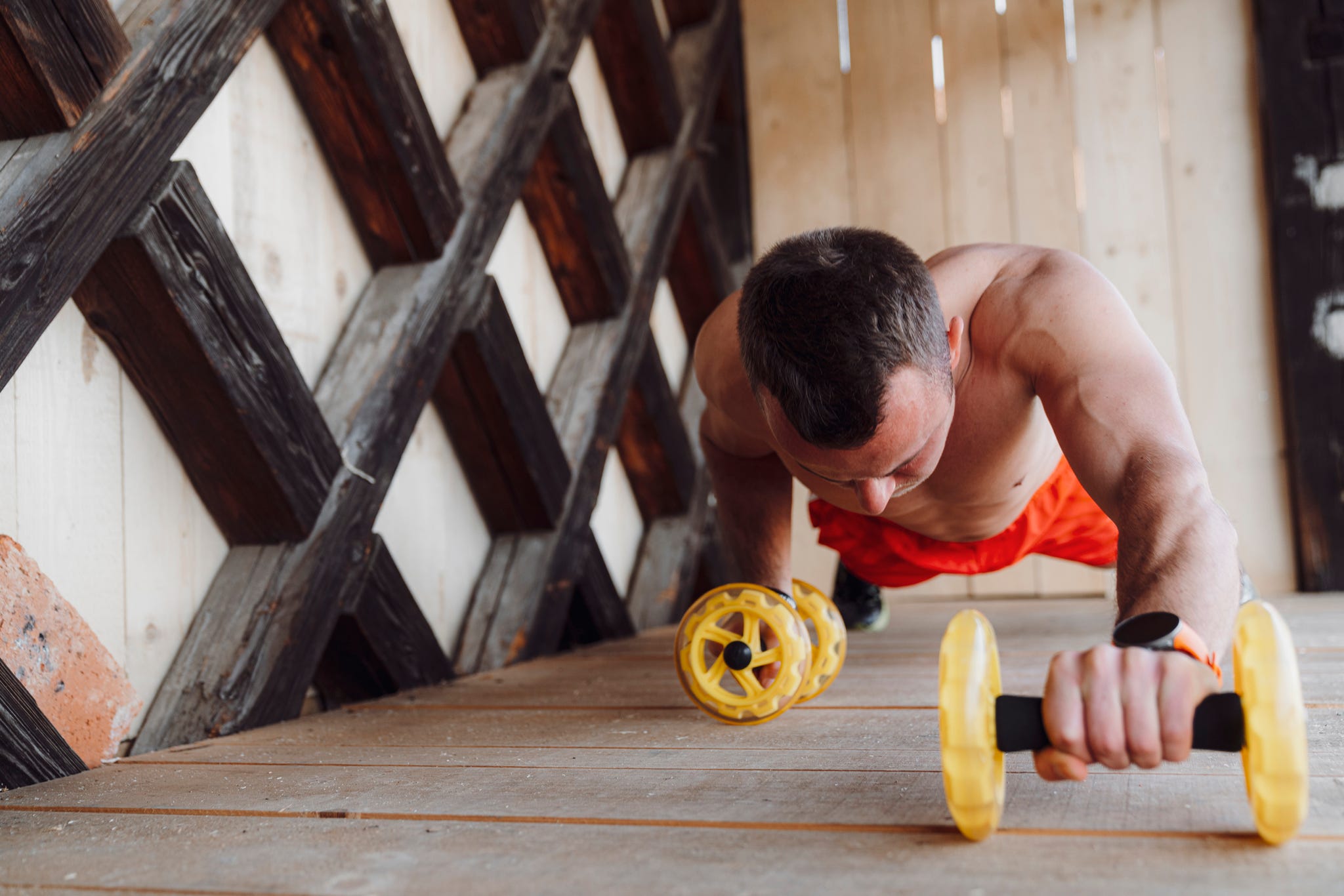 Los 3 mejores ejercicios para abdomen (y los 3 peores), según la