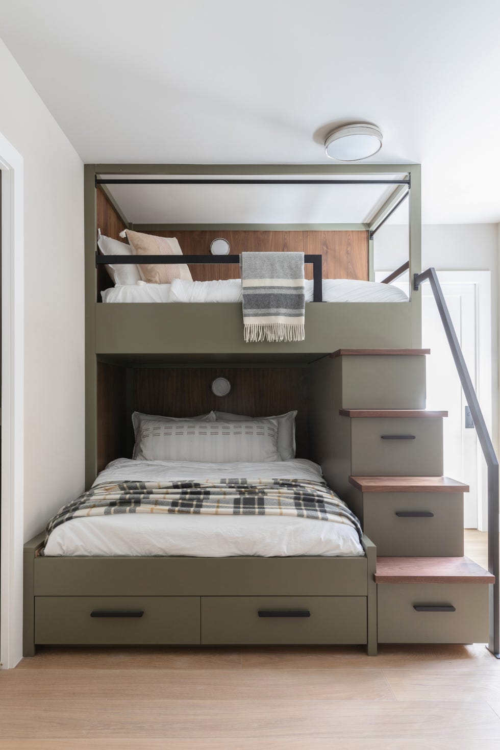 how-to-build-the-ultimate-bunk-room-according-to-designers