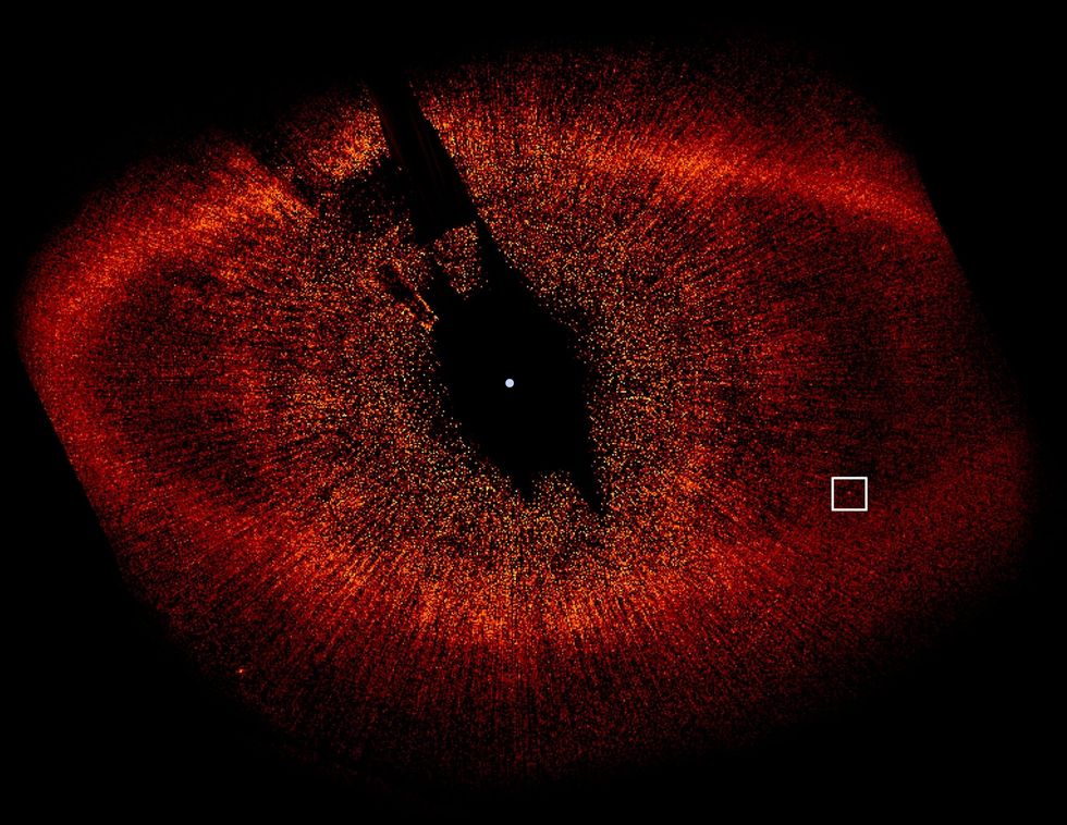Planeet Fomalhaut b in het kader draait in een grote ring van puin en stof om de ster Fomalhaut midden Het Fomalhautstelsel dat door ruimtetelescoop Hubble werd vastgelegd in zichtbaar licht bevindt zich op zon 25 lichtjaar van de aarde en zal door de James Webbruimtelescoop met behulp van infraroodstraling worden geanalyseerd