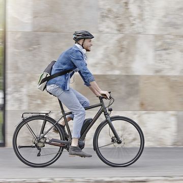 een man met helm op een elektrische fiets