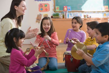 ninos cantando en clase tocando instrumentos