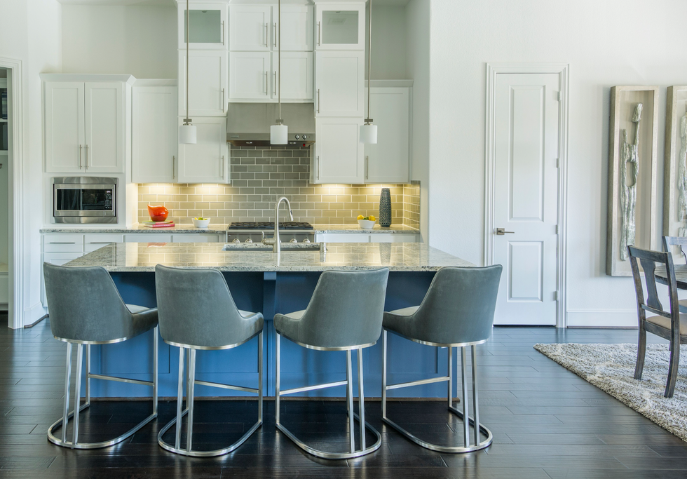 studio apartment ideas, barstools by kitchen island