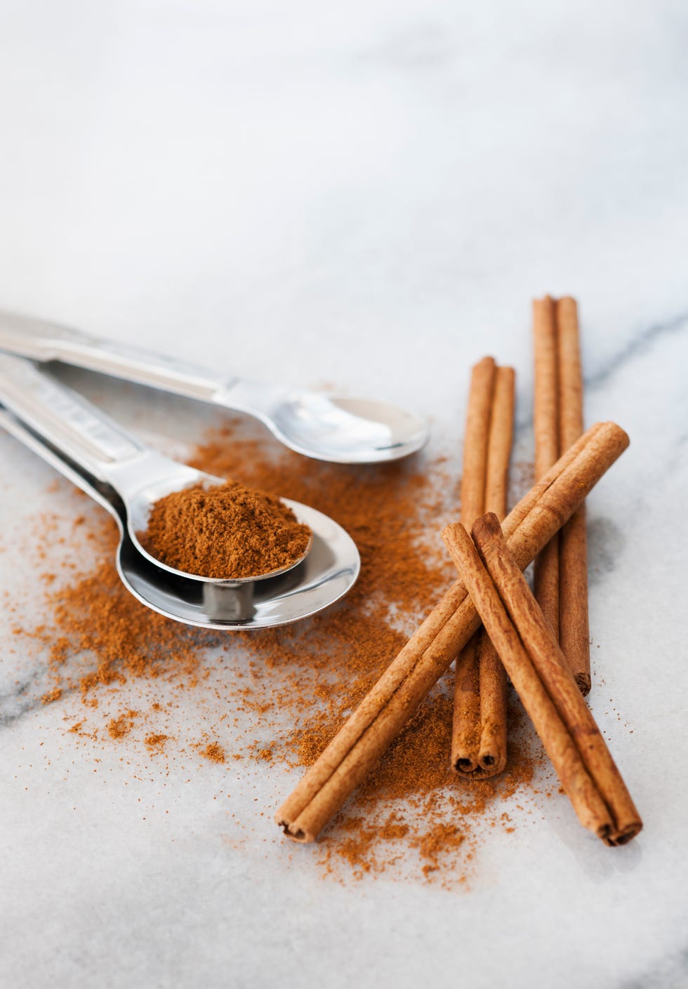 cinnamon stick and cinnamon powder