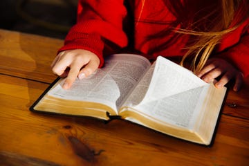 niña de rojo estudiando la biblia