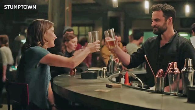 Cobie Smulders y Jake Johnson en 'Stumptown'