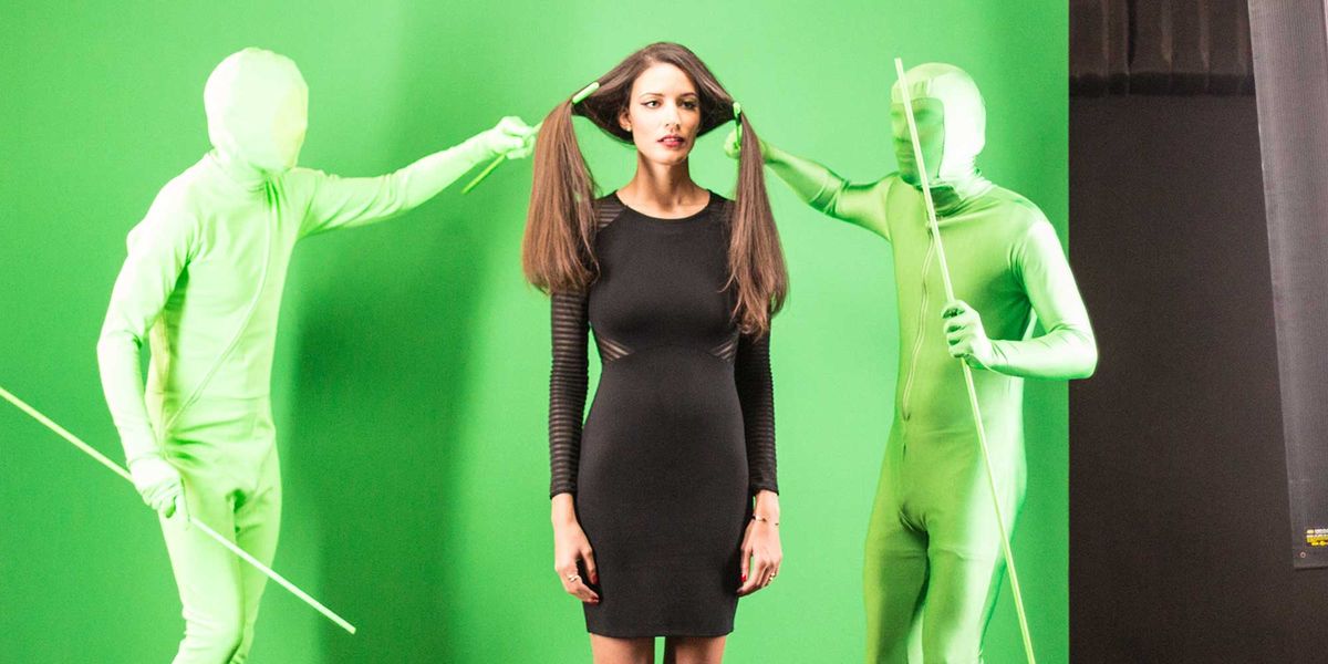 Девочка снимающаяся в рекламе. Зелёный костюм для съёмок. Человек хромакей. Съемки рекламы шампуня. Женщины снявшиеся в рекламе.