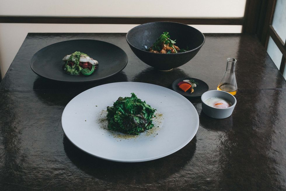 鎌倉の旬野菜を中心に据えたレストランでは、モダンフレンチをベースに出汁、発酵⾷品など和の要素をプラスした料理をラインナップ。