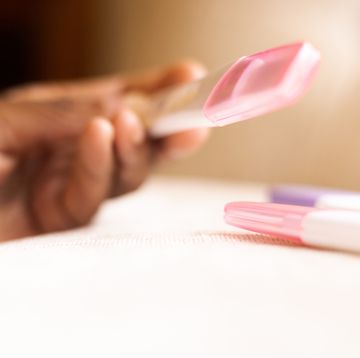 vrouw moet meerdere zwangerschapstesten doen door subfertiliteit
