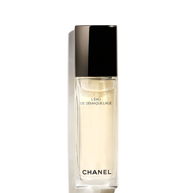 El agua limpiadora 'Sublimage L'Eau De Démaquillage' , de Chanel (100 €). Primer paso de su tratamiento de belleza.