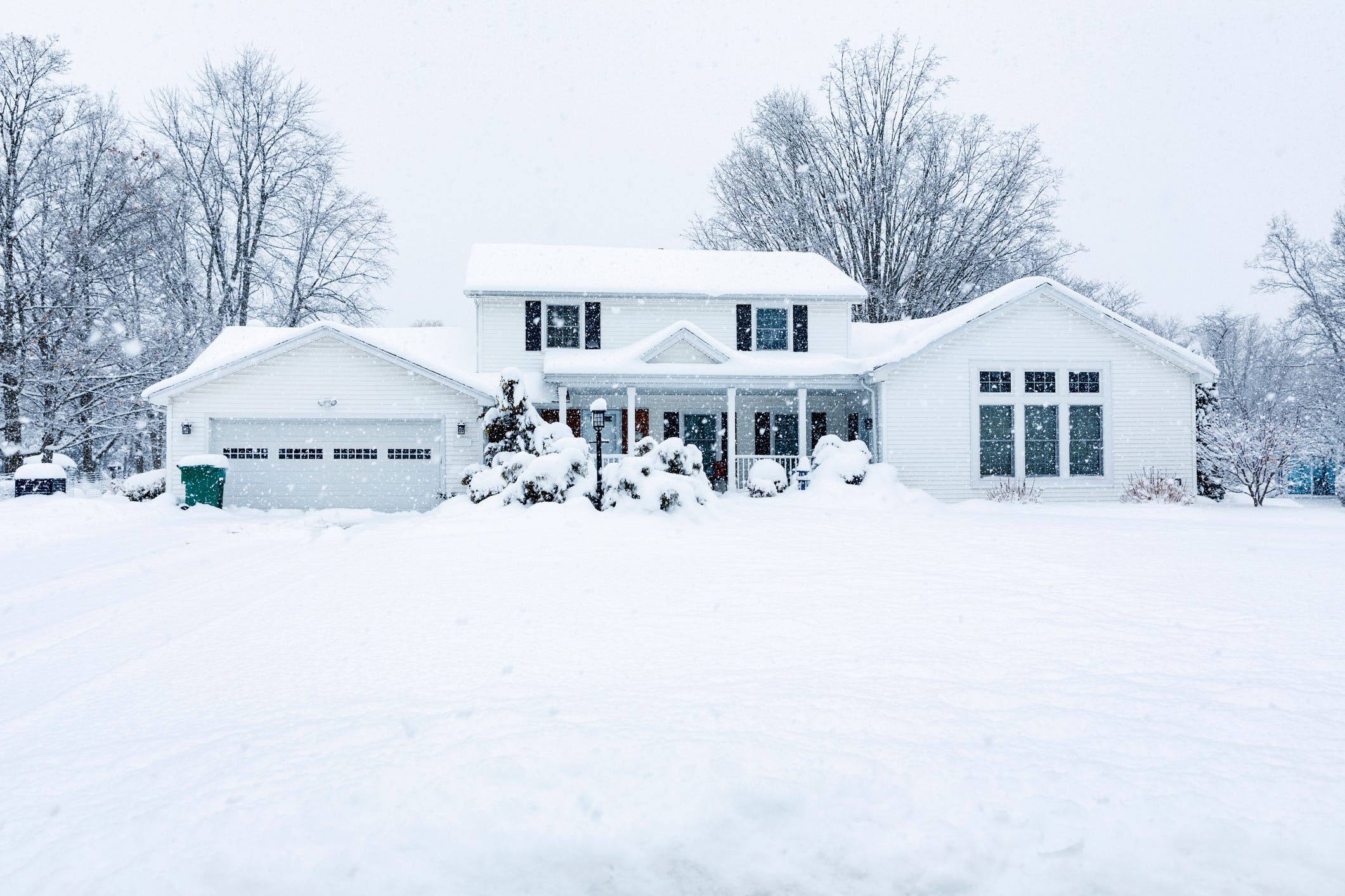 https://hips.hearstapps.com/hmg-prod/images/suburban-colonial-home-during-extreme-blizzard-snow-royalty-free-image-1613670290.?crop=1xw:0.84415xh;center,top