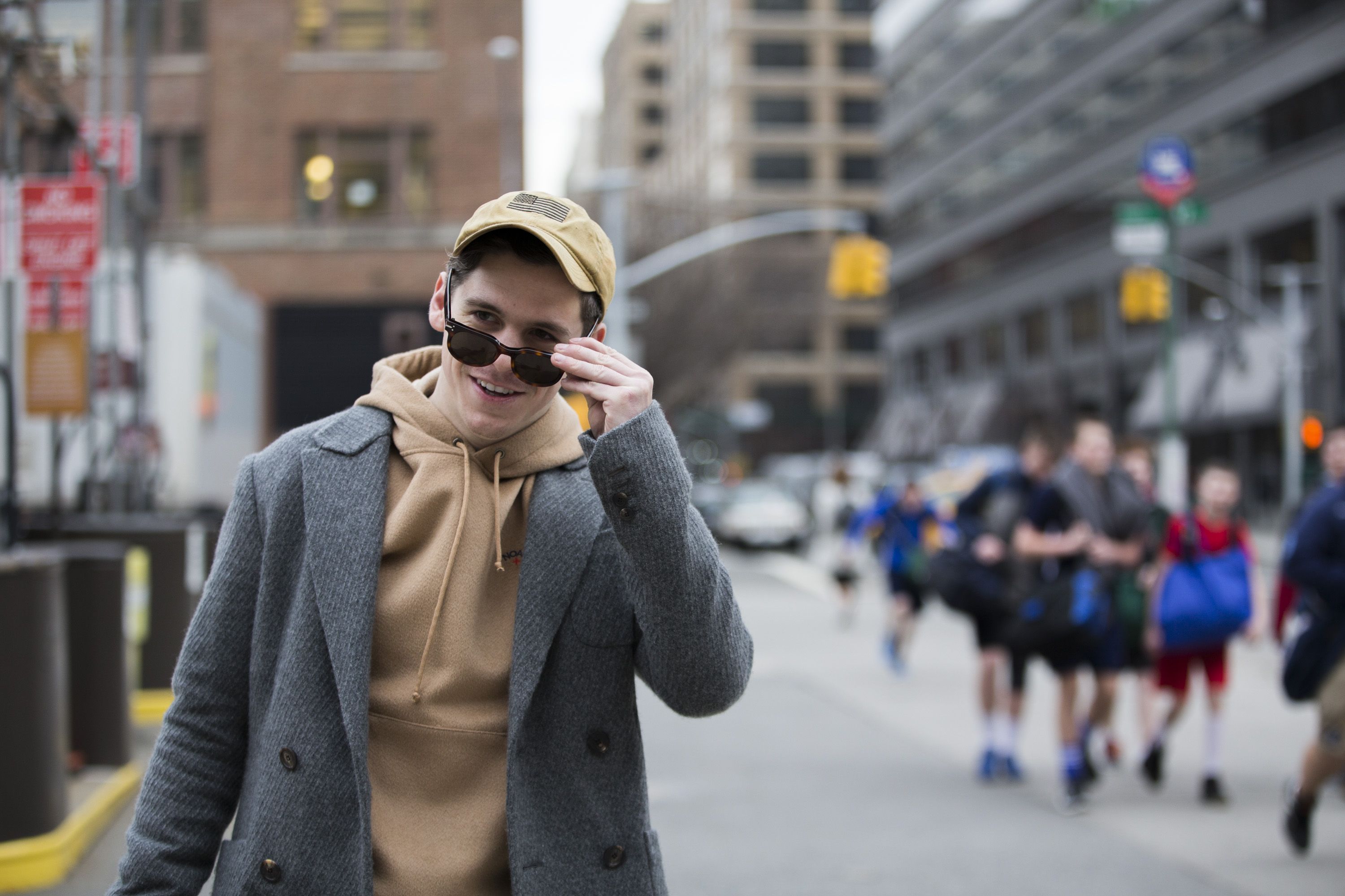 Sudadera capucha para hombre y abrigo: cómo combinarlos