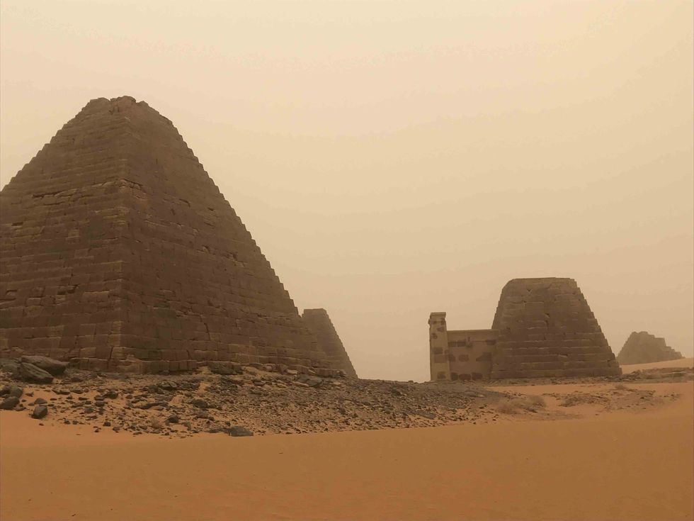 Pyramid, Historic site, Monument, Landmark, Ancient history, Unesco world heritage site, Wonders of the world, Archaeological site, Landscape, Sand, 