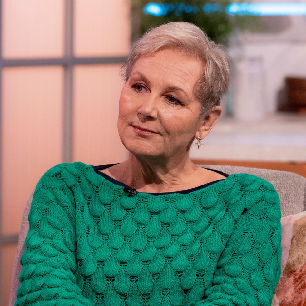 Sue Cleaver trägt einen grünen Pullover auf Lorraine