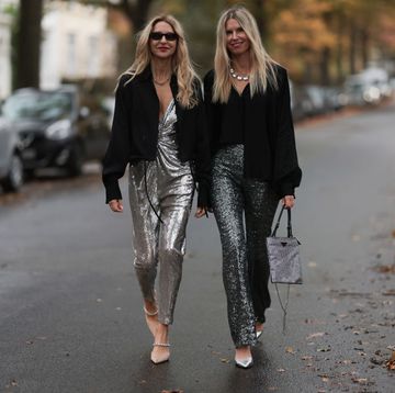 vrouwen lopen op straat in glitter outfits