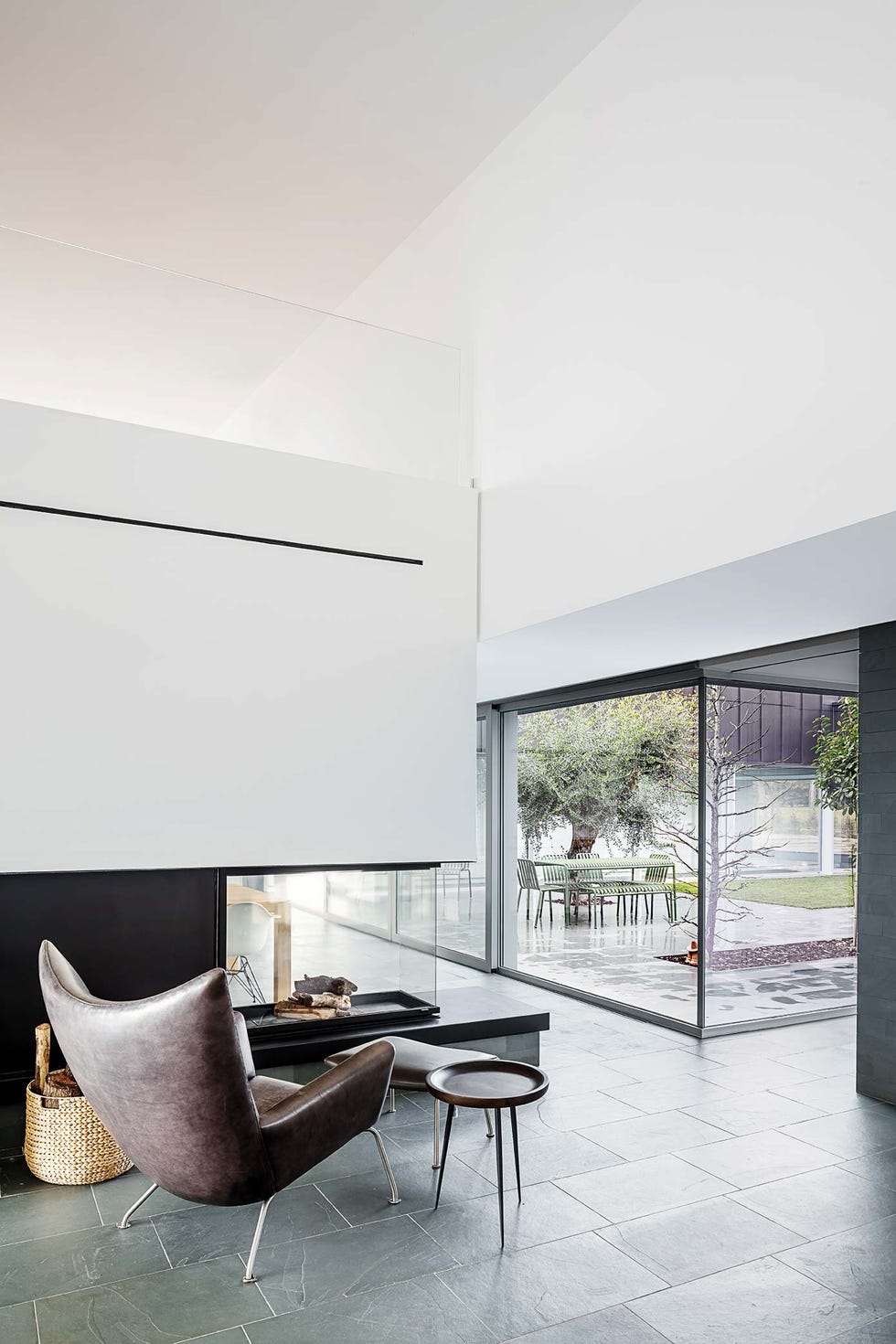 salón moderno con grandes ventanales