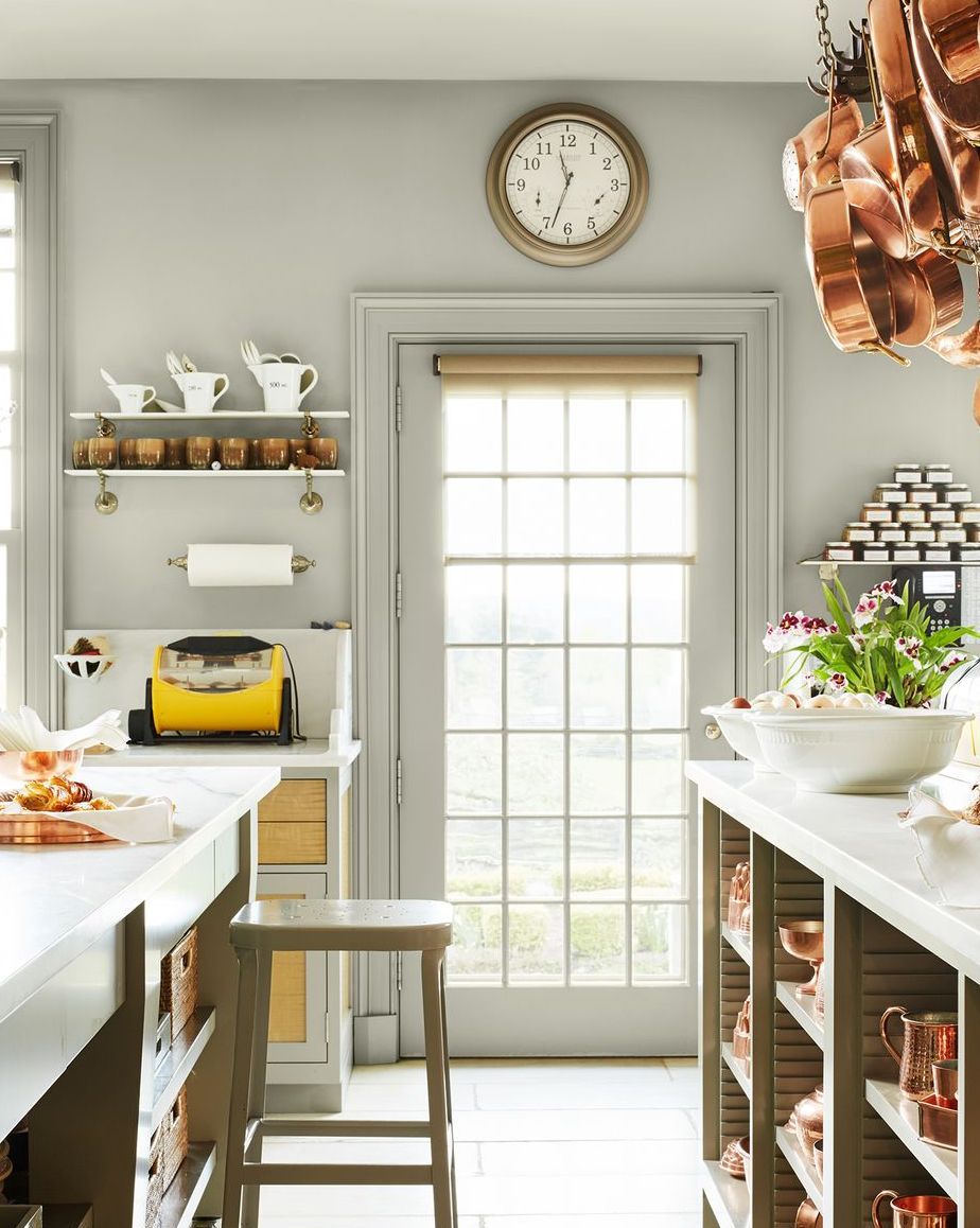 Reloj de cocina con mueble de madera y azulejo de 20x20 decorado a man