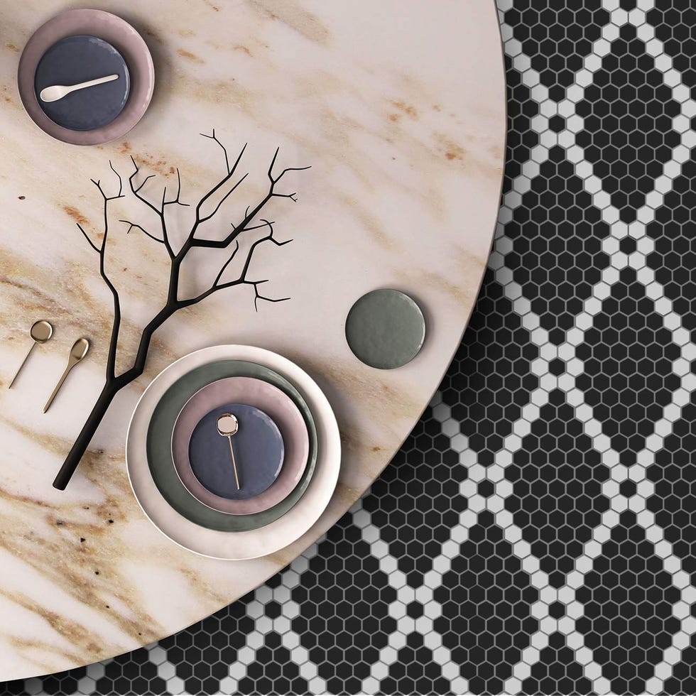 comedor con suelo negro y blanco de teselas hexagonales