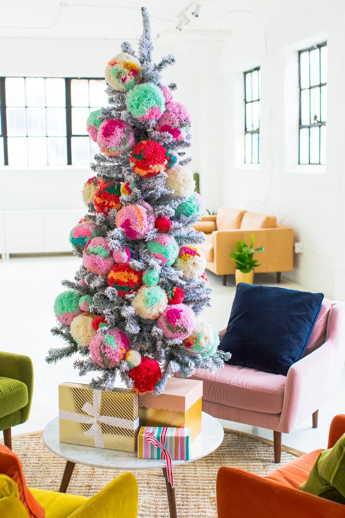 35+ Novel Christmas Tree Themes That Are the Best Break from Tradition