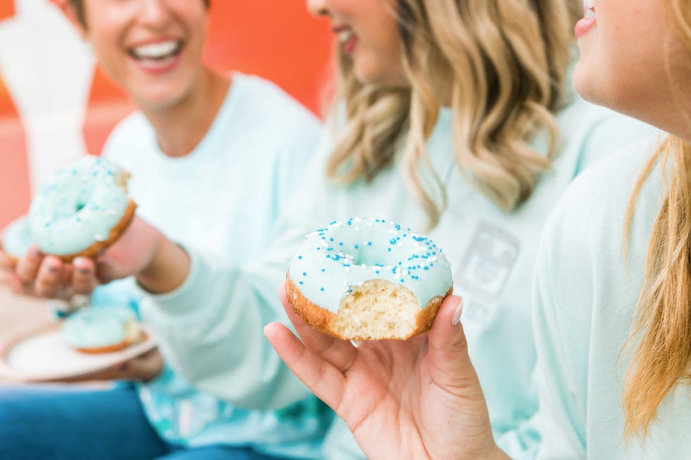 Food, Icing, Buttercream, Sweetness, Dessert, Cuisine, Dish, Eating, Bake sale, Cupcake, 
