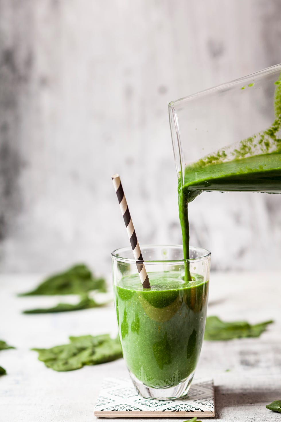 Sugar-free, vegane detox smoothie with spinach, almond milk and banana