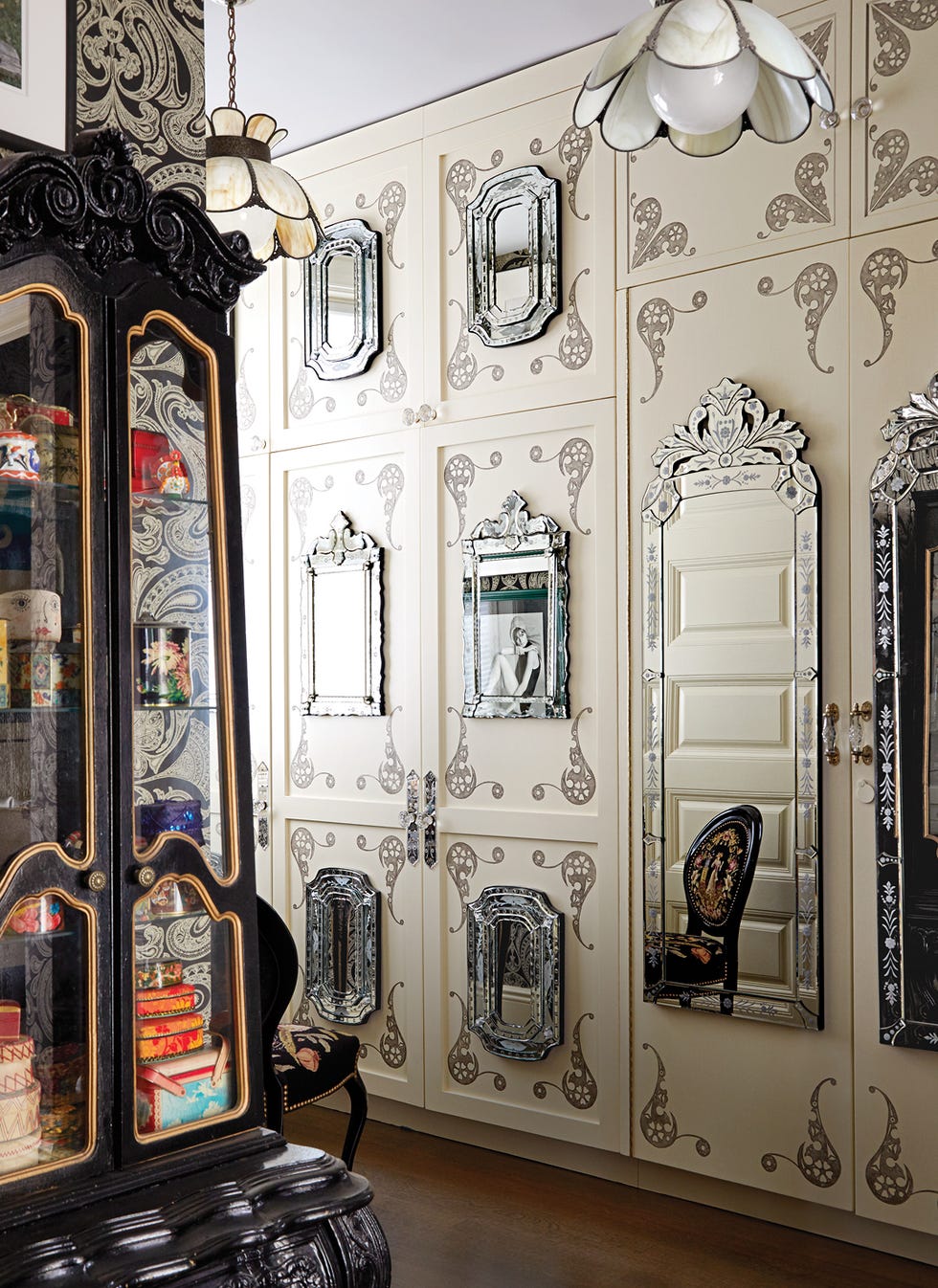 White dressing room with mirror panels